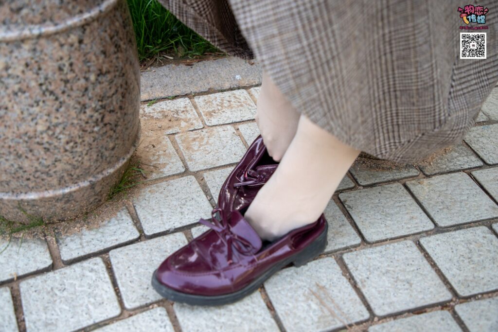 [物恋传媒] NO.015 书香气质女生，肉丝搭配白棉袜 [192P/1V/1.46GB]插图3