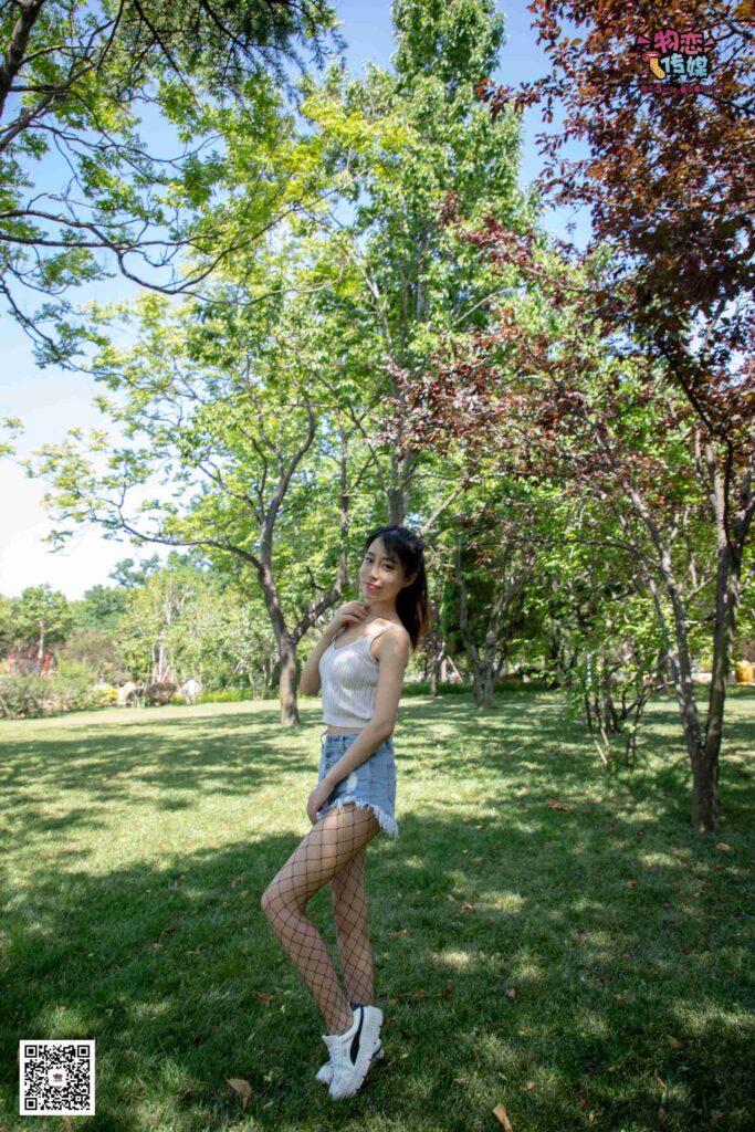 物恋传媒 NO.026 白T恤搭配黑色渔网袜,清纯与性感的激情碰撞[181P/1V/2.25GB]插图3