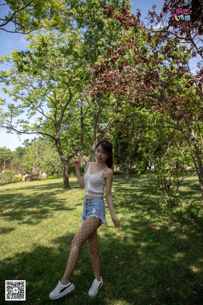 物恋传媒 NO.026 白T恤搭配黑色渔网袜,清纯与性感的激情碰撞[181P/1V/2.25GB]插图2