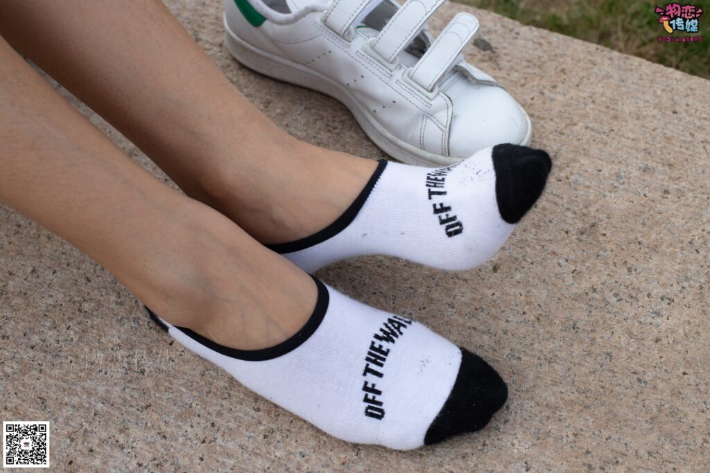 物恋传媒 No.043 湛蓝连衣裙搭配板鞋船袜,知性混搭自然美,耐克板鞋搭配白色船袜 [187P/1V/1.28GB]插图1