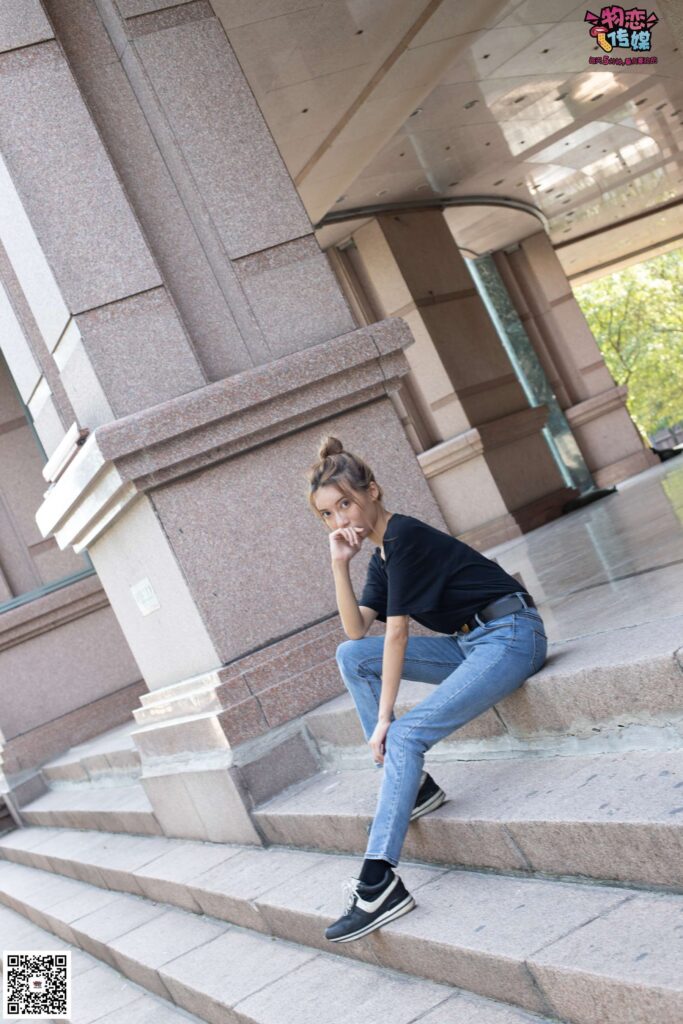 物恋传媒 No.047 丸子头的大眼妹,黑体恤搭配经典牛仔裤 [105P/1V/896MB]插图2