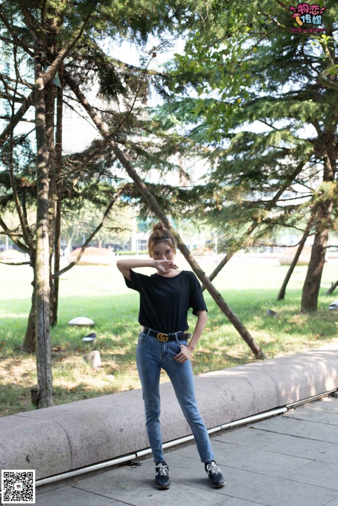 物恋传媒 No.047 丸子头的大眼妹,黑体恤搭配经典牛仔裤 [105P/1V/896MB]插图1