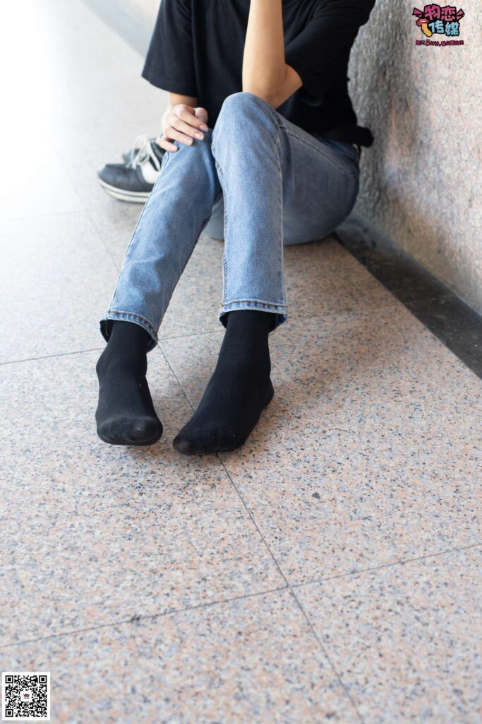 物恋传媒 No.047 丸子头的大眼妹,黑体恤搭配经典牛仔裤 [105P/1V/896MB]插图3