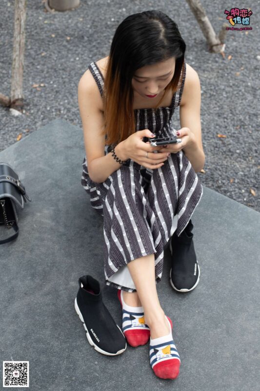 物恋传媒 No.048 潮不潮,先看脚,潮妹驾驭袜子鞋,街拍也要不服输~可爱小棉袜 [149P/1V/1.05GB]-无料摄影圈