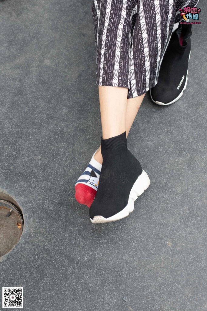 物恋传媒 No.048 潮不潮,先看脚,潮妹驾驭袜子鞋,街拍也要不服输~可爱小棉袜 [149P/1V/1.05GB]插图3