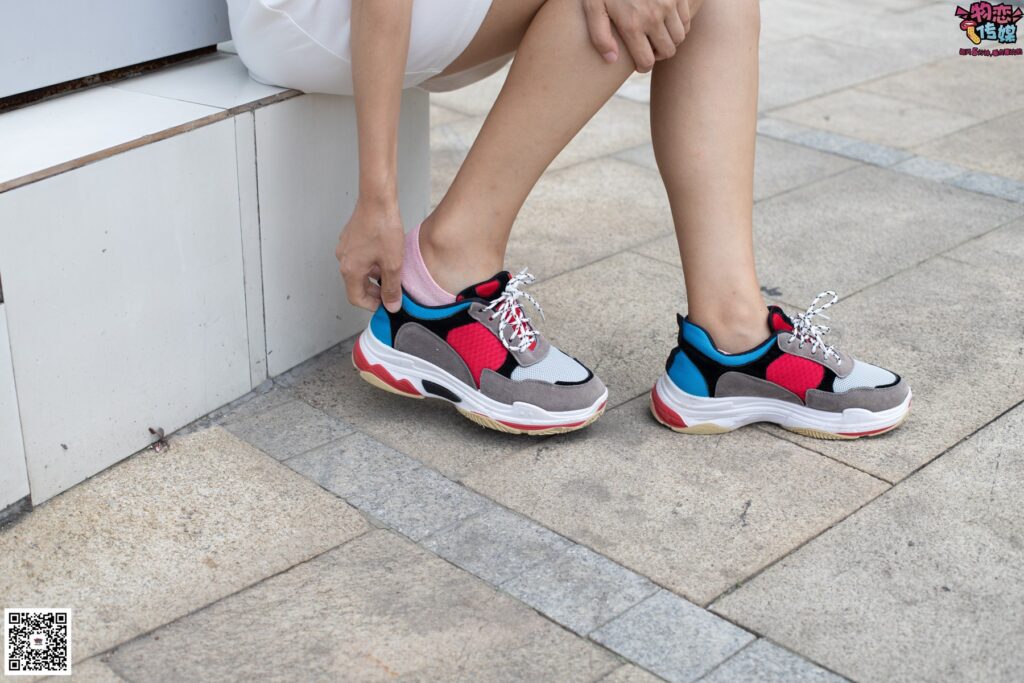 物恋传媒 No.049 露肩连衣裙搭配撞色老爹鞋，搭配粉色短棉袜 [126P/1V/1.07GB]插图1