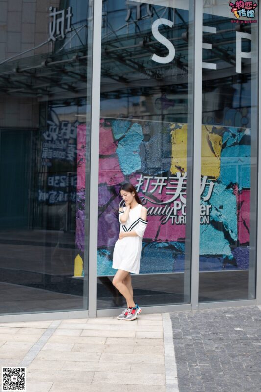 物恋传媒 No.049 露肩连衣裙搭配撞色老爹鞋，搭配粉色短棉袜 [126P/1V/1.07GB]-无料摄影圈