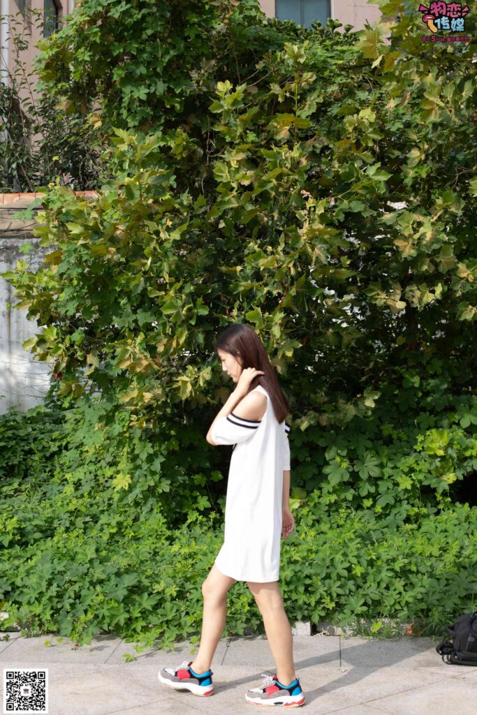 物恋传媒 No.049 露肩连衣裙搭配撞色老爹鞋，搭配粉色短棉袜 [126P/1V/1.07GB]插图2