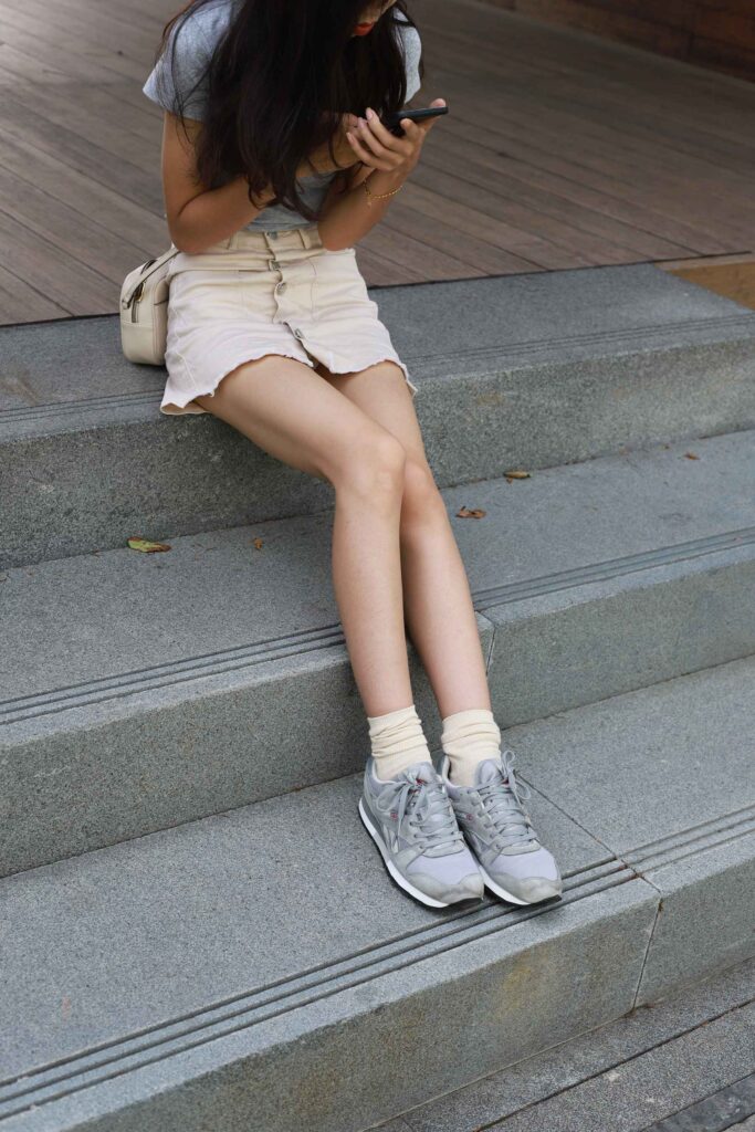 勿恋传媒 No.050 待我长发及腰,只为你的微笑,灰色NB配浅黄棉袜 [145P/1V/1.55GB]插图3