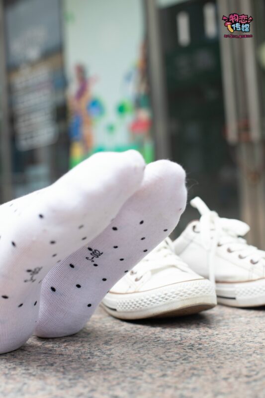 物恋传媒 No.51 俏皮露肩T恤搭配粉色小短裙,白色板鞋配白色斑点袜 [148P/V/1.10GB]-无料摄影圈