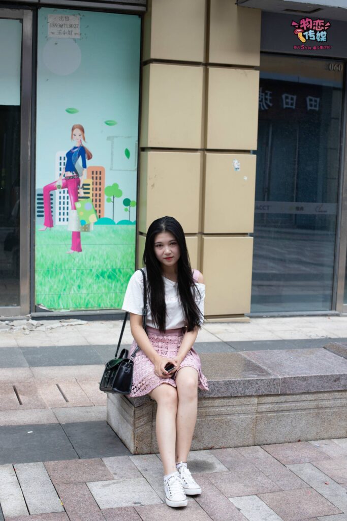 物恋传媒 No.51 俏皮露肩T恤搭配粉色小短裙,白色板鞋配白色斑点袜 [148P/V/1.10GB]插图1