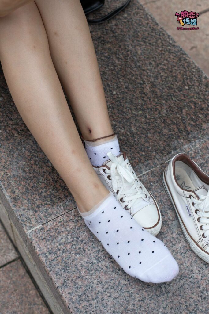 物恋传媒 No.51 俏皮露肩T恤搭配粉色小短裙,白色板鞋配白色斑点袜 [148P/V/1.10GB]插图3