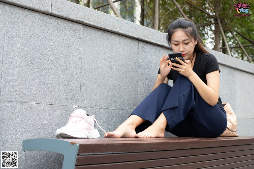 物恋传媒 No.053 些许肉感，很多性感~粉色小跑鞋配黑色船袜 [124P/1V/938MB]插图1