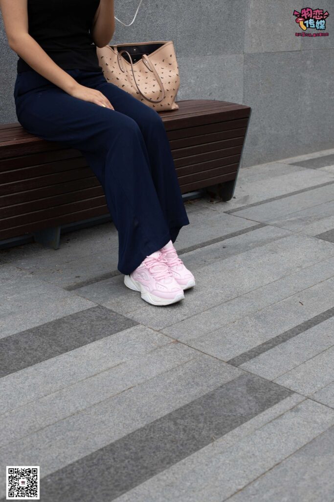 物恋传媒 No.053 些许肉感，很多性感~粉色小跑鞋配黑色船袜 [124P/1V/938MB]插图2