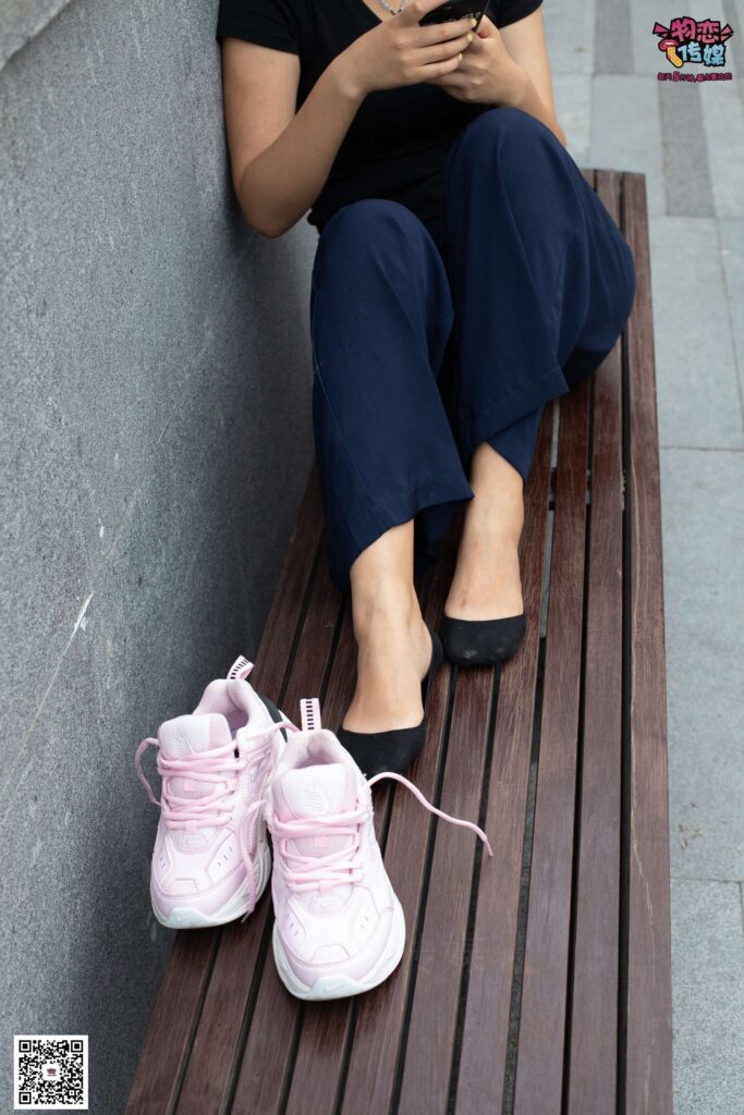 物恋传媒 No.053 些许肉感，很多性感~粉色小跑鞋配黑色船袜 [124P/1V/938MB]插图3