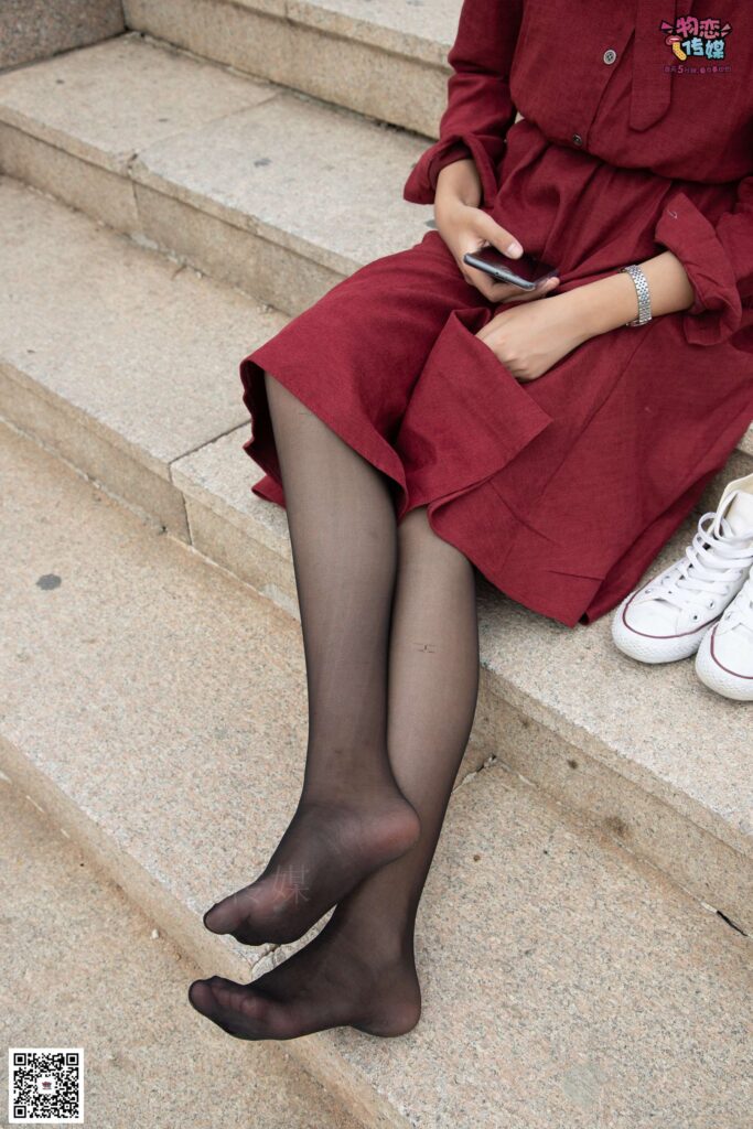 勿恋传媒 No.055 一袭红的神秘与热情,经典白色匡威高帮配黑丝 [143P/1V/1.09GB]插图1