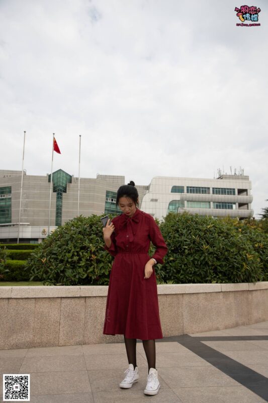 勿恋传媒 No.055 一袭红的神秘与热情,经典白色匡威高帮配黑丝 [143P/1V/1.09GB]-无料摄影圈