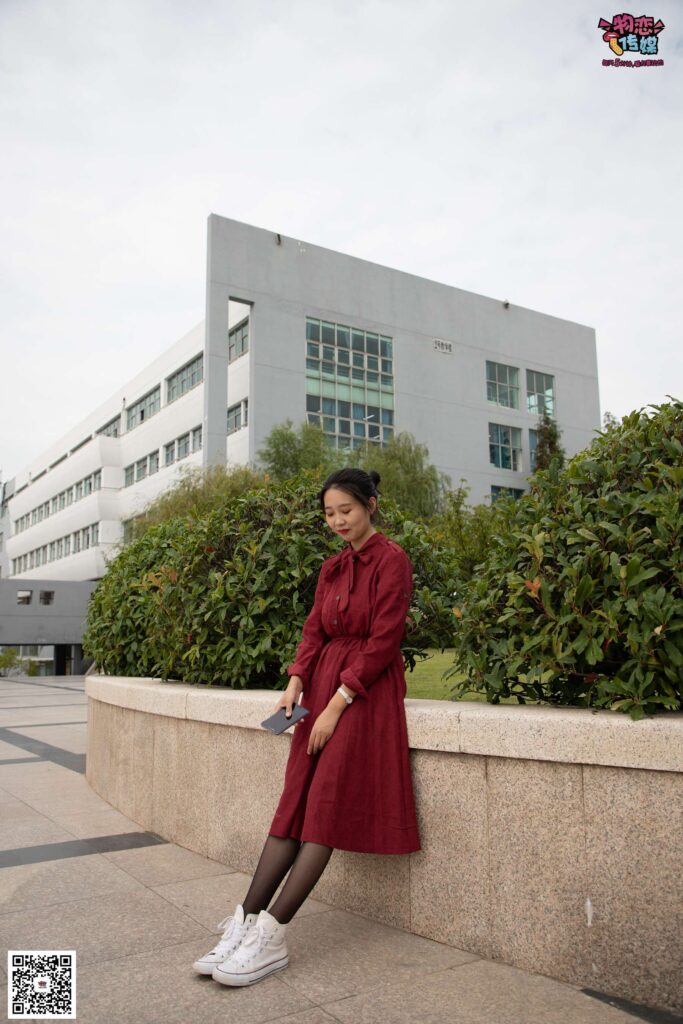 勿恋传媒 No.055 一袭红的神秘与热情,经典白色匡威高帮配黑丝 [143P/1V/1.09GB]插图2