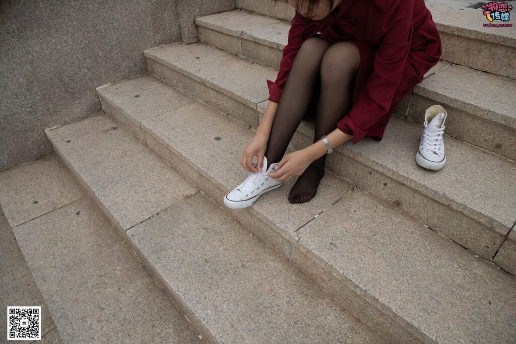勿恋传媒 No.055 一袭红的神秘与热情,经典白色匡威高帮配黑丝 [143P/1V/1.09GB]插图3