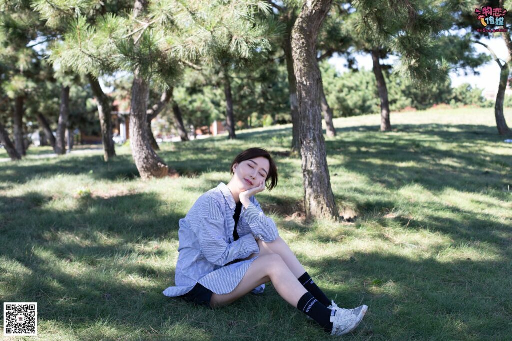 物恋传媒 No.056 眼神犀利,表情高冷小姐姐的深蓝色棉袜 [160P/1V/1.35GB]插图2