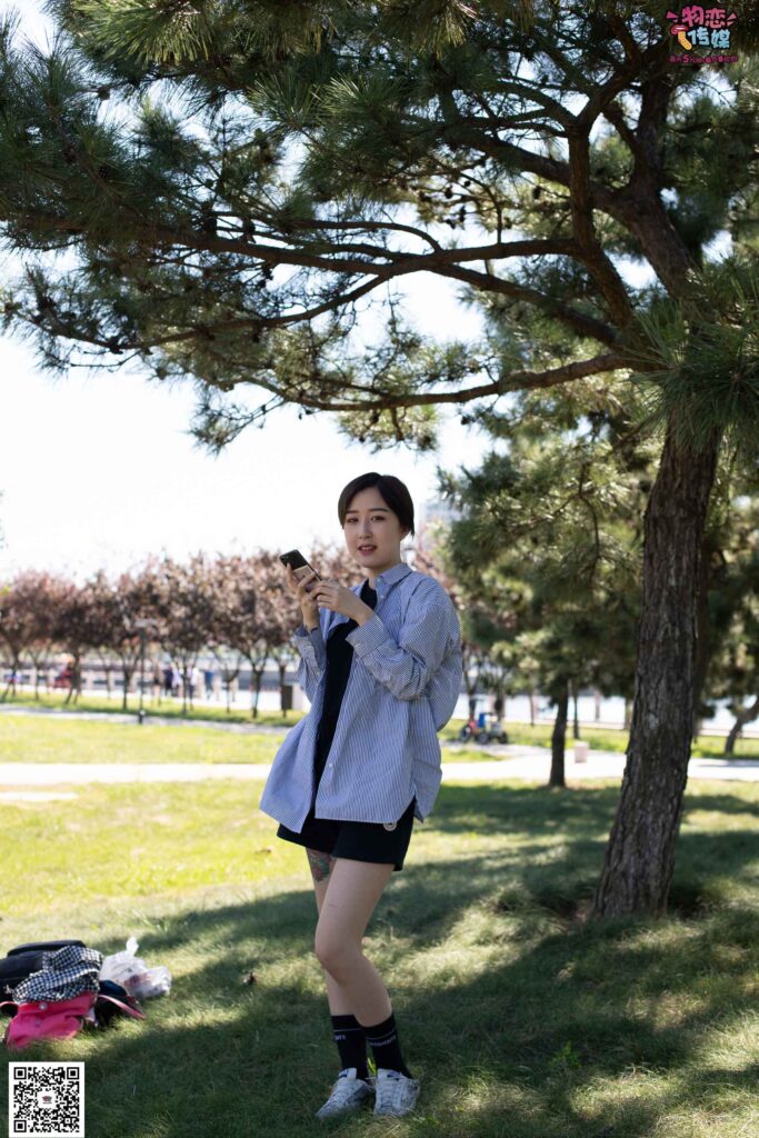 物恋传媒 No.056 眼神犀利,表情高冷小姐姐的深蓝色棉袜 [160P/1V/1.35GB]插图1