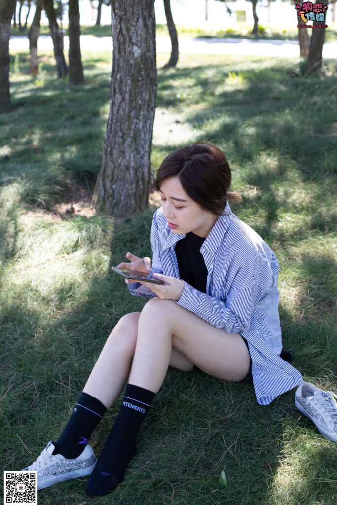 物恋传媒 No.056 眼神犀利,表情高冷小姐姐的深蓝色棉袜 [160P/1V/1.35GB]插图3