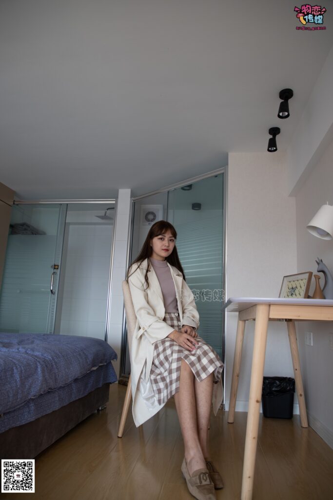 物恋传媒 NO.065 温柔格子裙,轻熟plus少女风,粉色棉袜[145P/1V/843MB]插图1