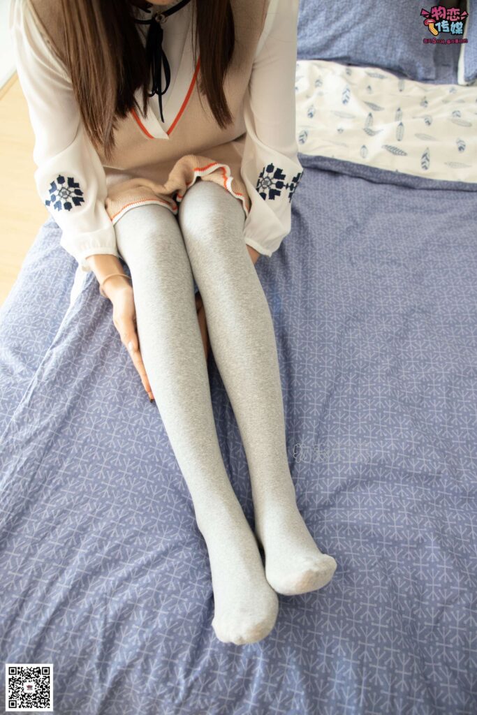 物恋传媒 NO.066 开口笑,灰色的森女系.清纯小姐姐的灰色长筒棉袜[148P/1V/922MB]插图1