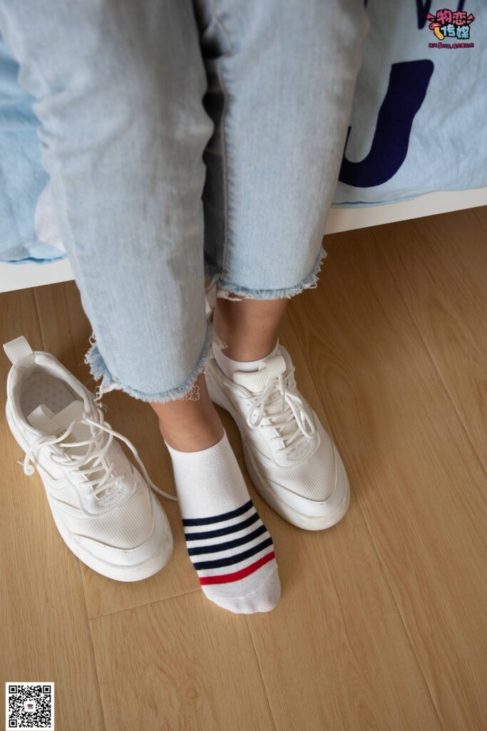 物恋传媒 No.067 锁骨的秘密。白色板鞋配白色横纹棉袜 [189P/1V/1.14GB]插图3