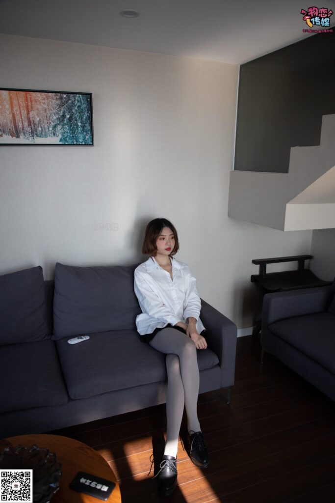 勿恋传媒 No.076 维维-沙发、可爱、灰丝与小脚丫 [99P/1V/810MB]插图1