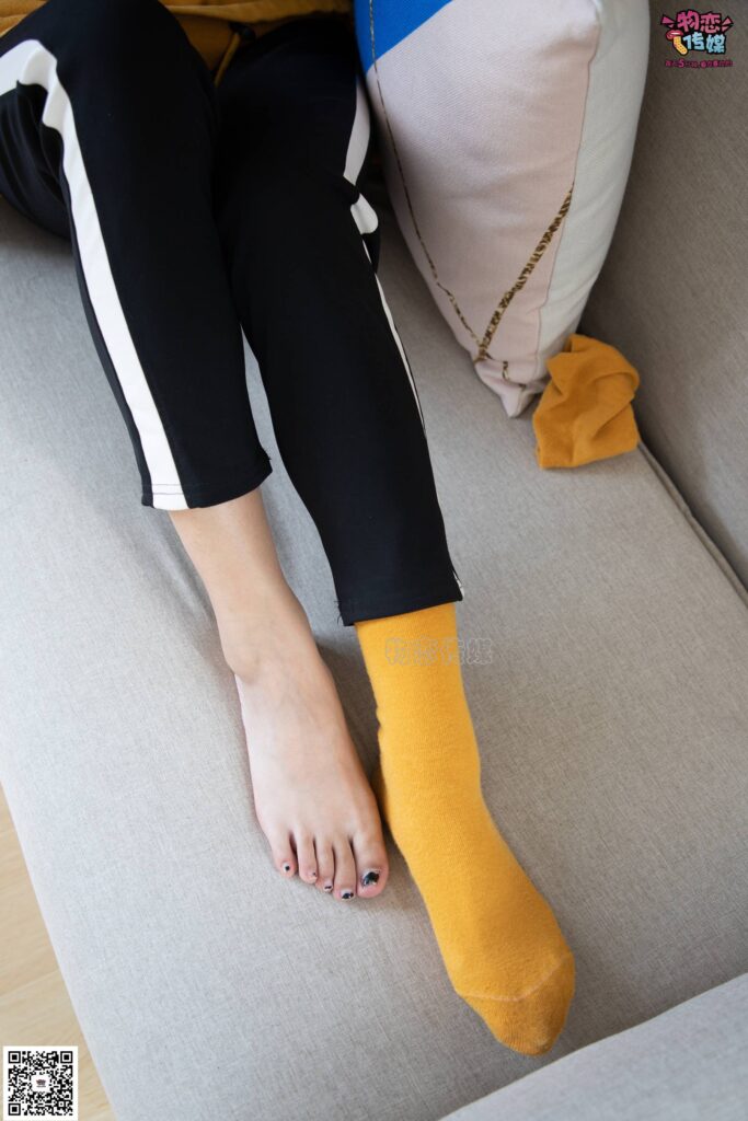 物恋传媒 NO.083 思薇 暖黄色棉袜与马丁靴 [142P/1V/910MB]插图1