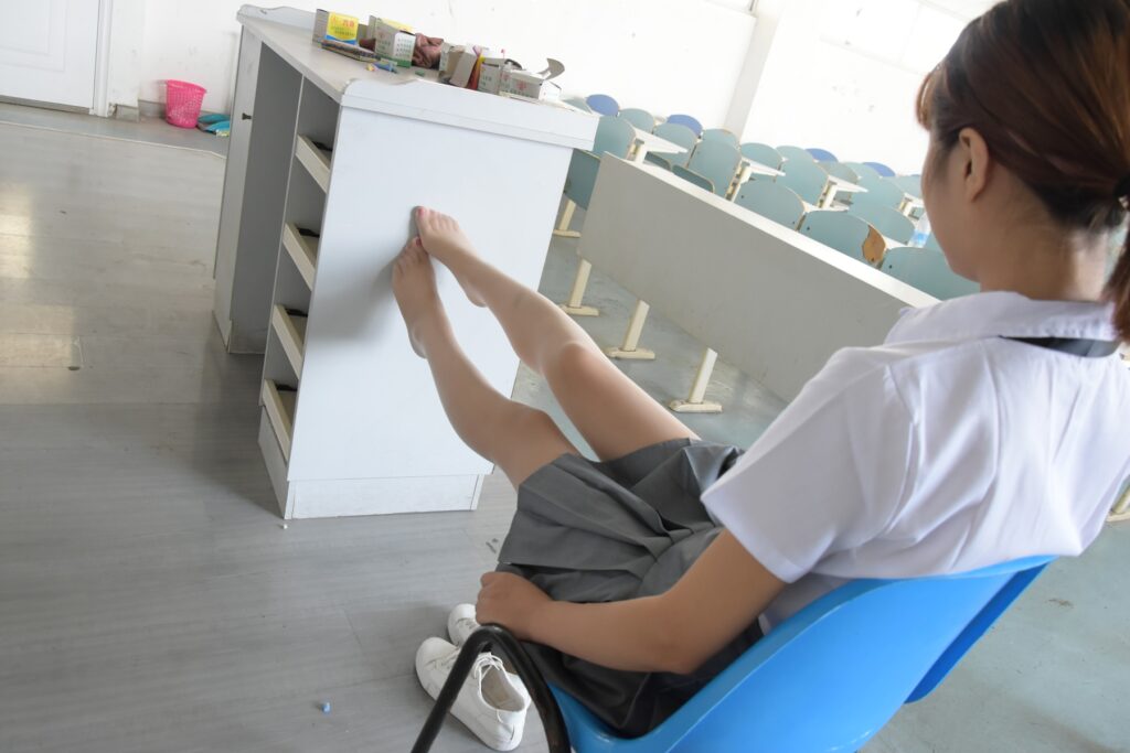 大生模拍 No.042 圆圆-教室小白鞋 [22P/104MB]插图1