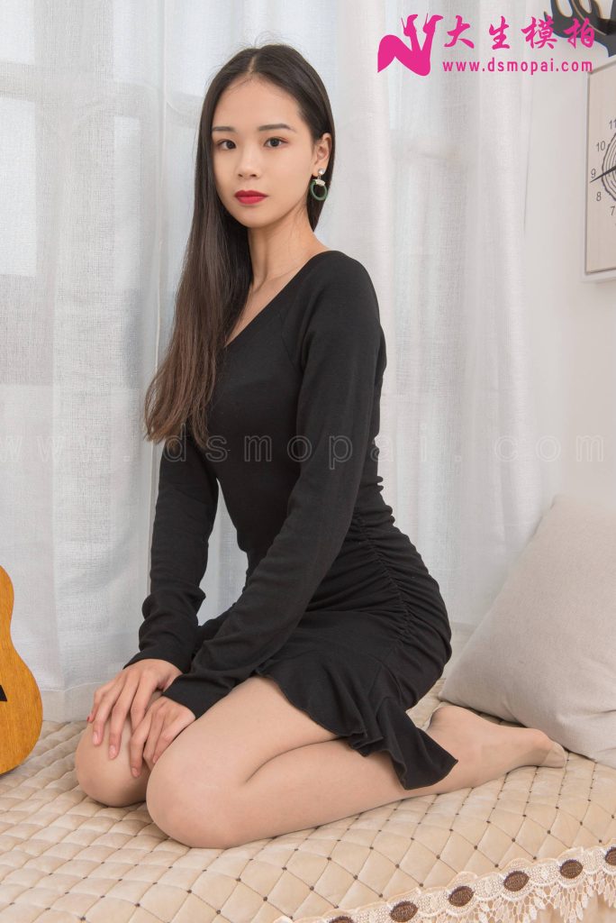 大生模拍 No.121 珊珊 肉丝弹奏小吉他 [58P/1V/412MB]插图3