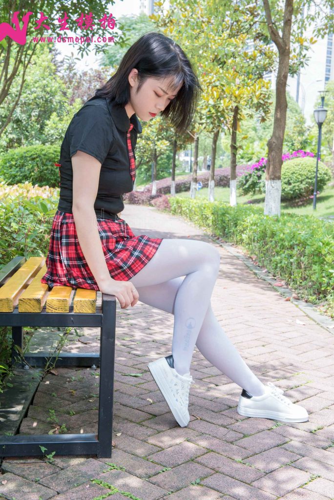 大生模拍 No.130 小雅 绿色阳光下的白丝 [55P/1V/525MB]插图1