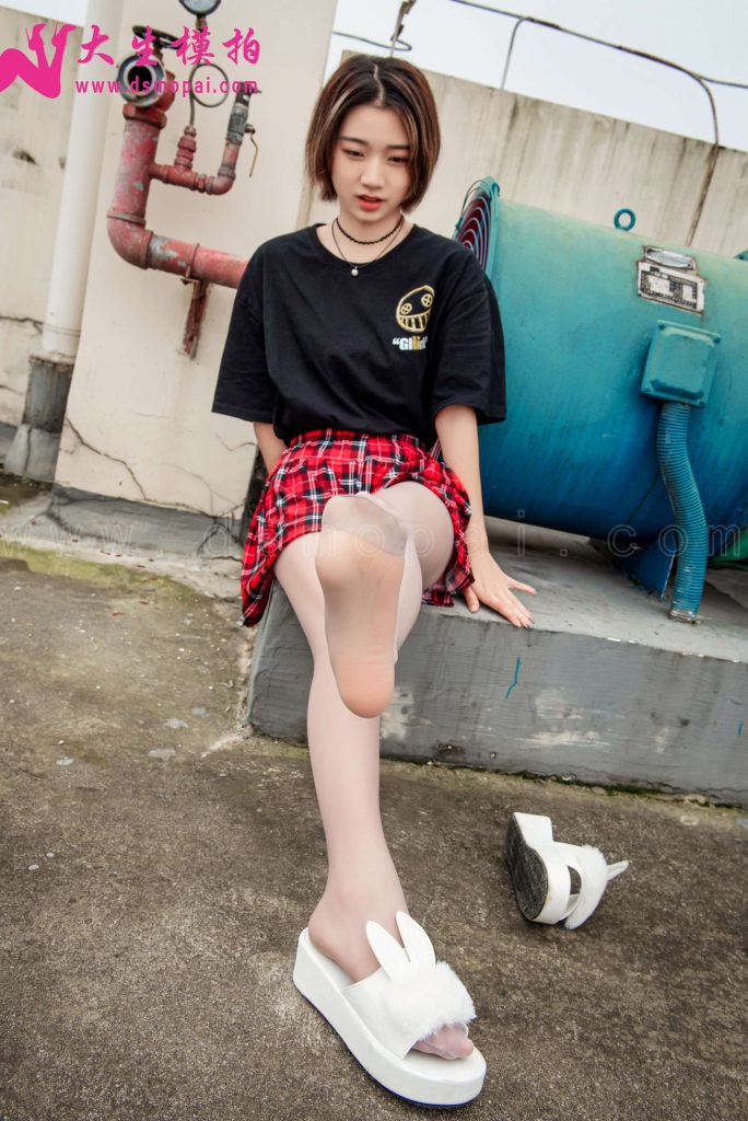 大生模拍 NO.214 小小 天台美足 [49P/1V/614MB]插图3