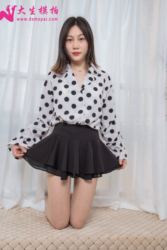 大生模拍（一元区）玩平板的丝袜脚[50P/280M]-无料摄影圈