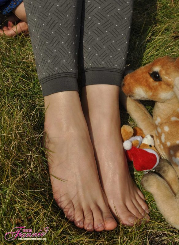 Fannie芬妮美足园 010 2011圣诞快乐（裸足）[79P/140MB]-无料摄影圈