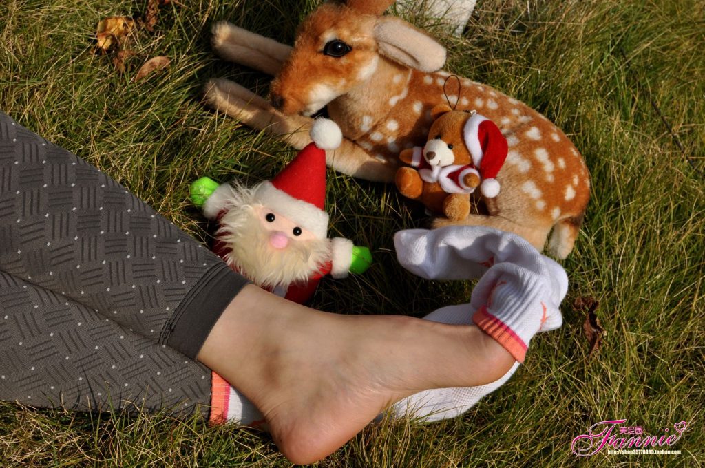 Fannie芬妮美足园 010 2011圣诞快乐（裸足）[79P/140MB]插图1