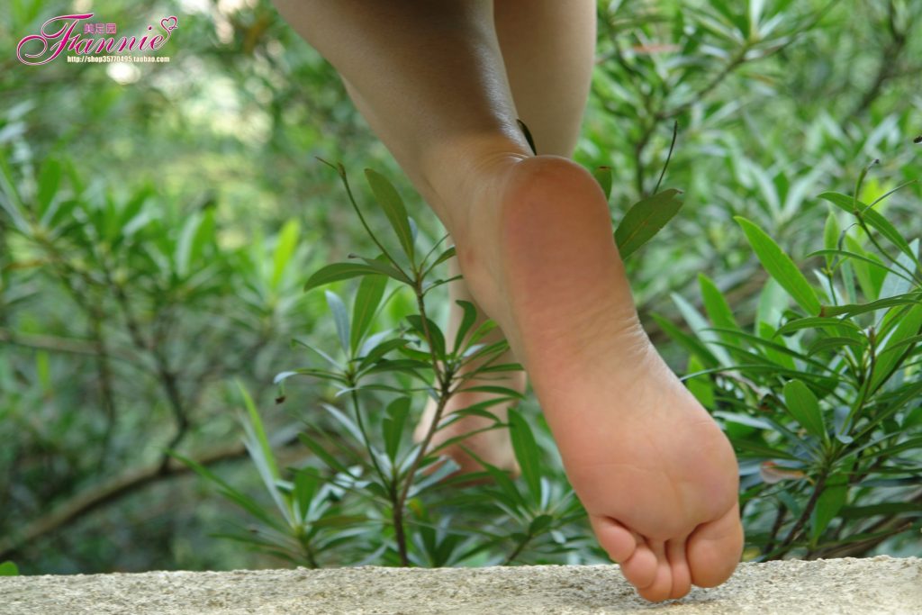 Fannie芬妮每足园 No.090 穿过绿荫 [36P/100MB]插图3