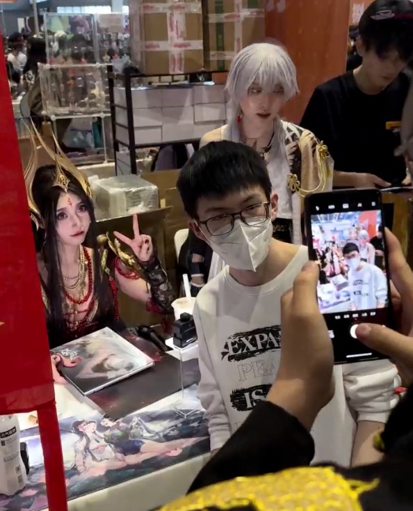 离谱！知名女Coser参展CP29随身携带保镖，险些被黑衣宅男强行掳走插图5