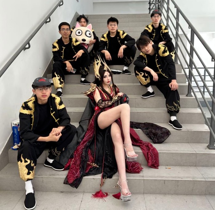 离谱！知名女Coser参展CP29随身携带保镖，险些被黑衣宅男强行掳走插图1