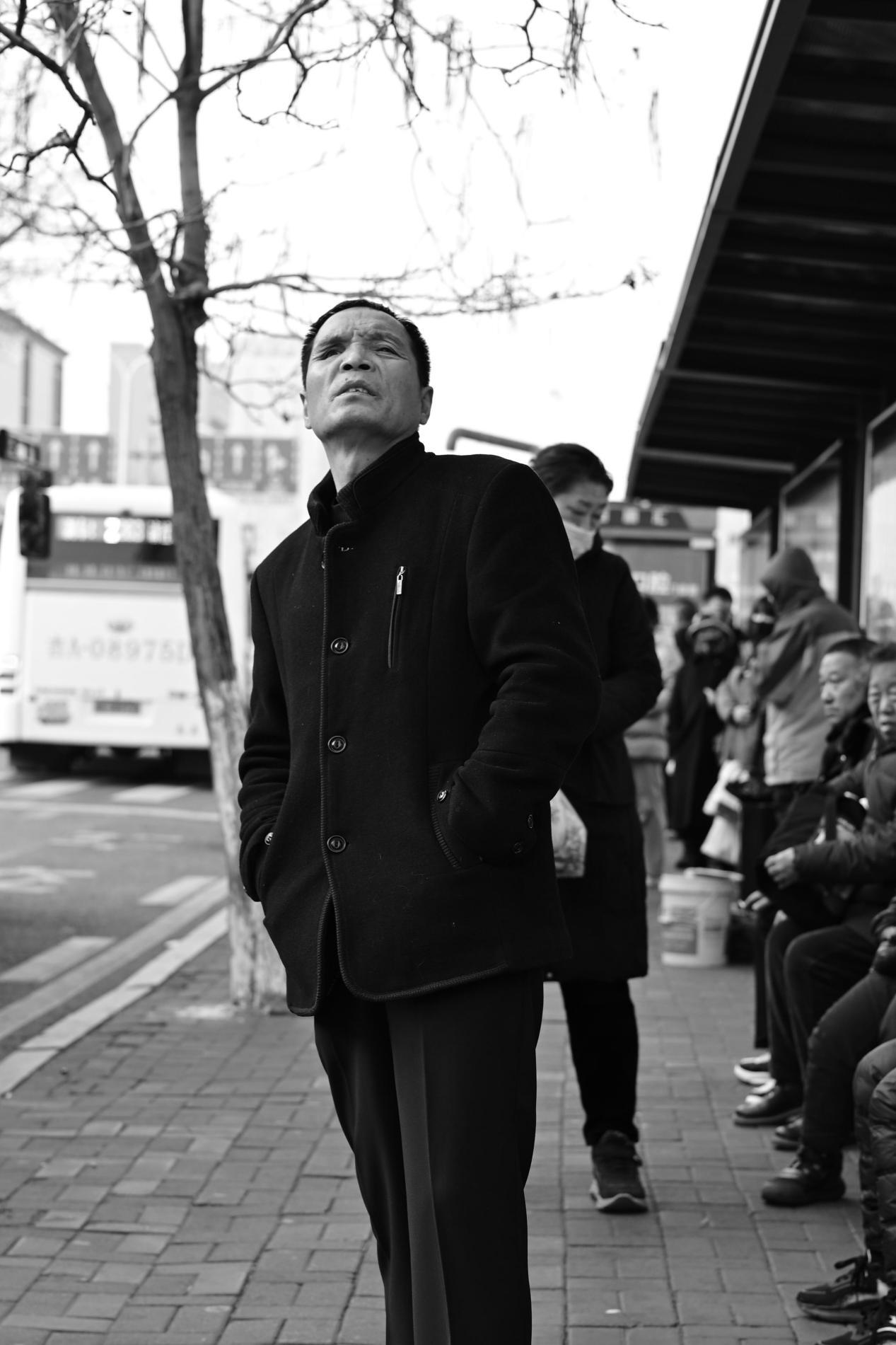 用心定格黑白街拍，捕捉灵魂瞬间插图2