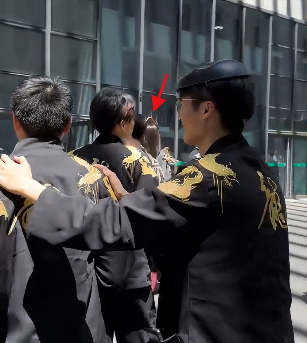 离谱！知名女Coser参展CP29随身携带保镖，险些被黑衣宅男强行掳走插图6