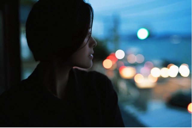 摄影技巧：人群较多的场所怎么拍出画面干净的人像？插图