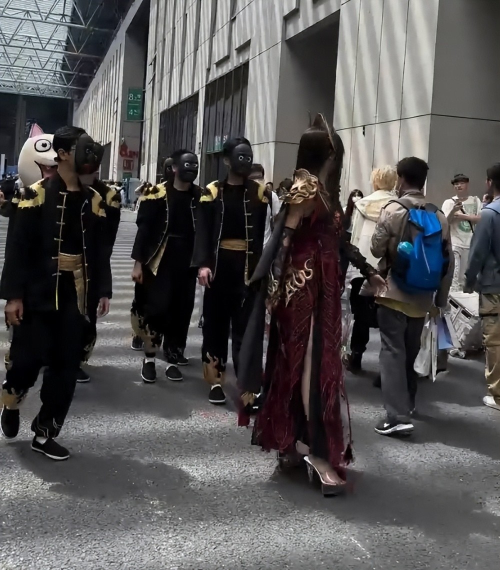 离谱！知名女Coser参展CP29随身携带保镖，险些被黑衣宅男强行掳走插图4