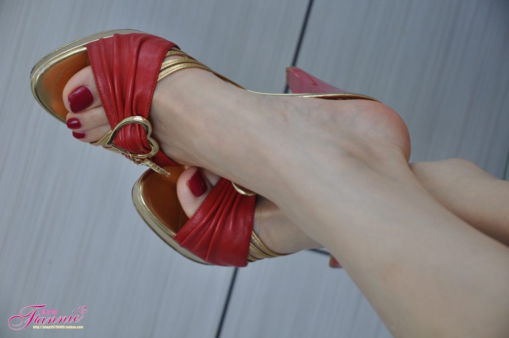 Fannie芬妮每足园 No.344 那抹醉人的红 [58P/144MB]插图1