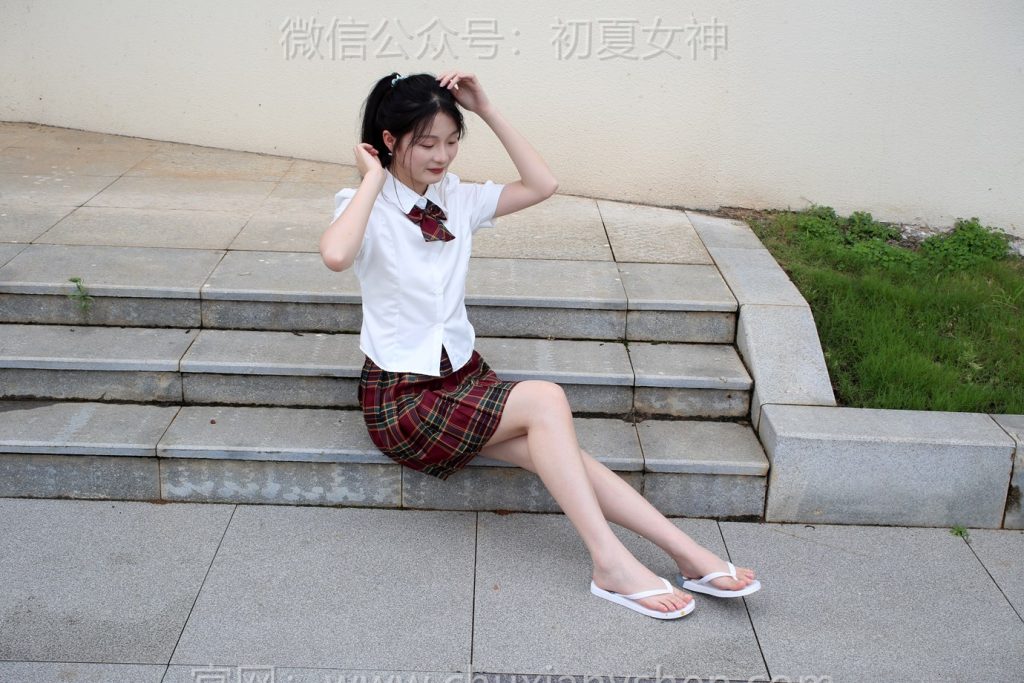 初夏女神 NO.246 安妮 JK人字拖[130P/1V/4.98GB]插图2