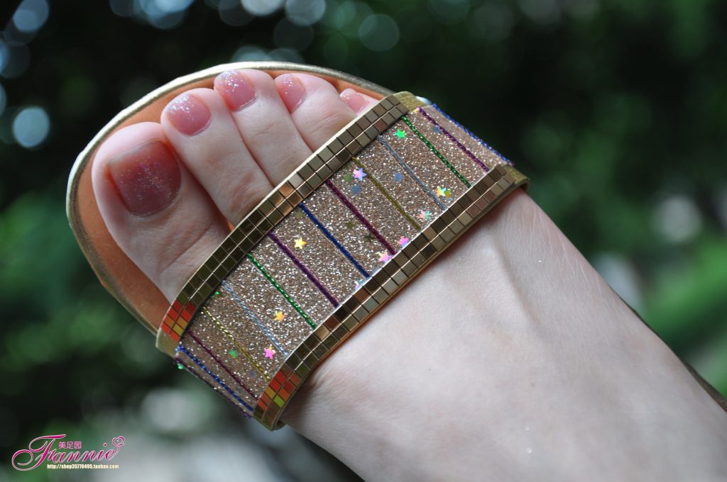 Fannie芬妮每足园 No.507 夏日足下 清爽靓丽 金色拖鞋[47P/140MB]插图1