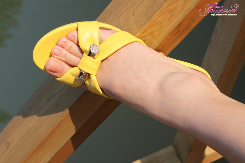 Fannie芬妮每足园 No.584 园林秋色 黄拖裸足[47P/131MB]插图2