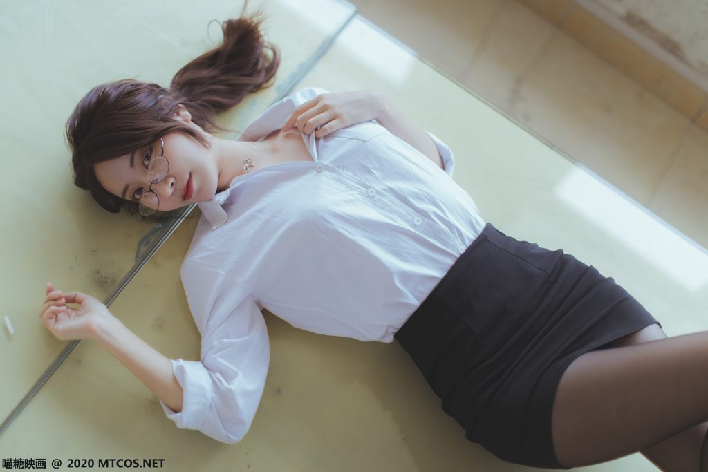 喵糖映画 VOL.282 OL黑丝教师制服 [29P/217MB]插图1